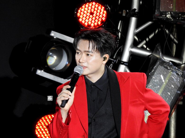 Ca sĩ Bùi Công Nam gửi lời nhắn đến các fan: Cả nhà yêu tránh bão an toàn nhé.