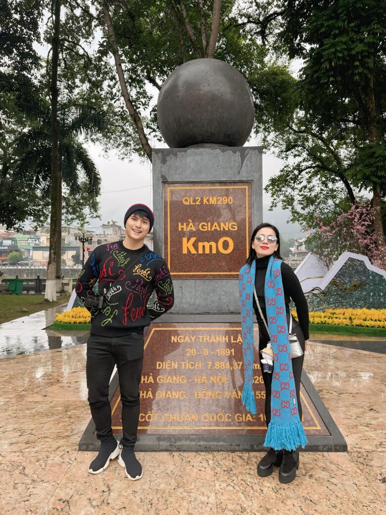 Bị nói yêu Lệ Quyên "vì tiền thì càng khổ và nhục", Lâm Bảo Châu đanh thép đáp trả 9 Lệ Quyên cho biết Lâm Bảo Châu phải chịu rất nhiều thiệt thòi, hy sinh trong thầm lặng khi yêu cô.