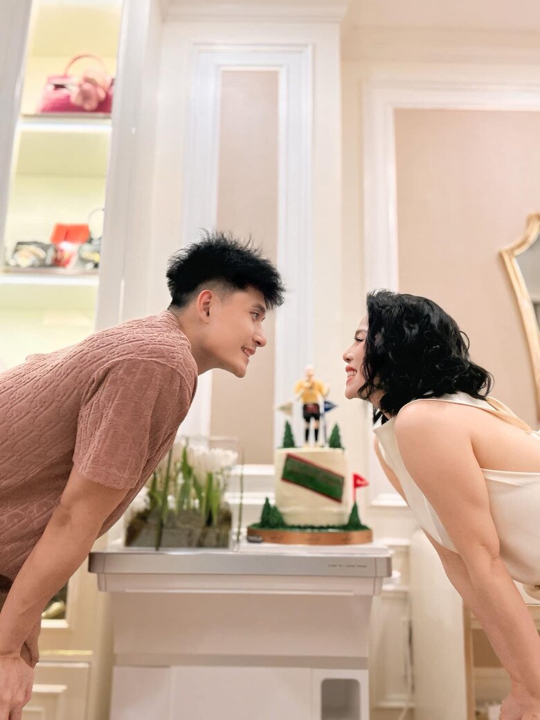 Bị nói yêu Lệ Quyên "vì tiền thì càng khổ và nhục", Lâm Bảo Châu đanh thép đáp trả 8 Lệ Quyên nhiều lần lên tiếng bênh vực bạn trai kém 12 tuổi.