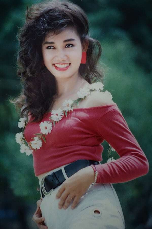 Kim Khánh không chỉ xinh đẹp mà còn đa tài, có thể hoạt động ở nhiều lĩnh vực như diễn xuất, ca hát, dẫn chương trình,...