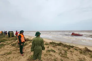 Phát hiện tàu cá mất tích bị lật úp, 9 ngư dân chưa liên lạc được