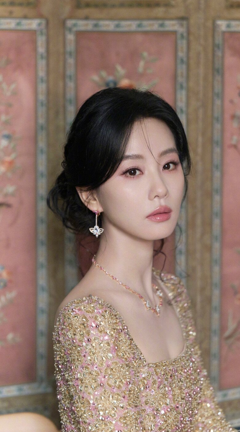 Dù đã bước sang tuổi 38, Lưu Thi Thi vẫn giữ được vẻ ngoài rạng rỡ, nhẹ nhàng và cuốn hút như thuở đôi mươi. Nhan sắc “trẻ quên tuổi” của cô là minh chứng cho lối sống lành mạnh, chăm sóc bản thân đều đặn và những lựa chọn thông minh mỗi ngày.