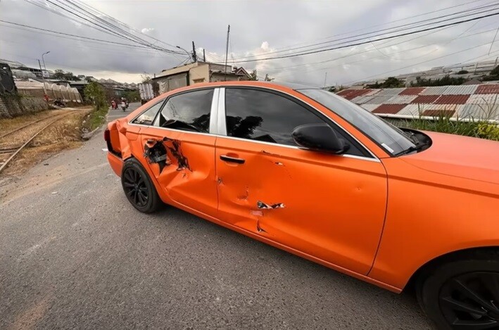 Vụ tai nạn khiến xe của Cao Thái Sơn hư hỏng nghiêm trọng.