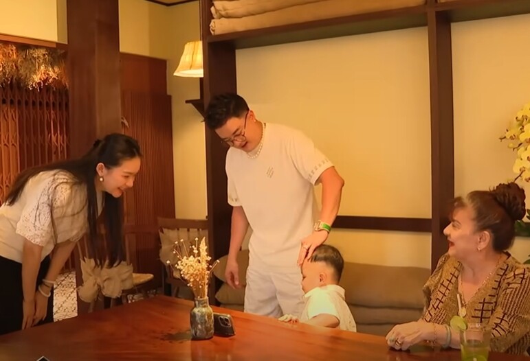 Nam ca sĩ bên con trai Cao Thái Minh.