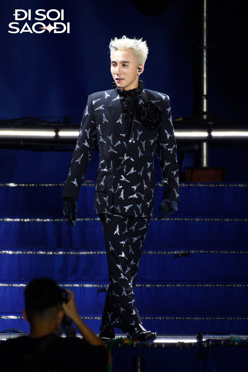 Sơn Tùng M-TP được khen mặc đẹp hơn người mẫu 1m8 của Balenciaga, có xứng đáng?- Ảnh 2. Sơn Tùng M-TP được khen mặc đẹp hơn người mẫu 1m8 của Balenciaga, có xứng đáng?- Ảnh 2.