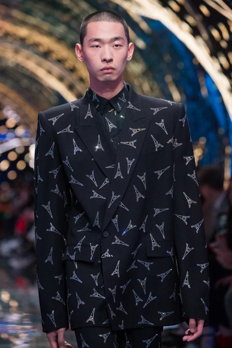 Sơn Tùng M-TP được khen mặc đẹp hơn người mẫu 1m8 của Balenciaga, có xứng đáng?- Ảnh 3. Sơn Tùng M-TP được khen mặc đẹp hơn người mẫu 1m8 của Balenciaga, có xứng đáng?- Ảnh 3.