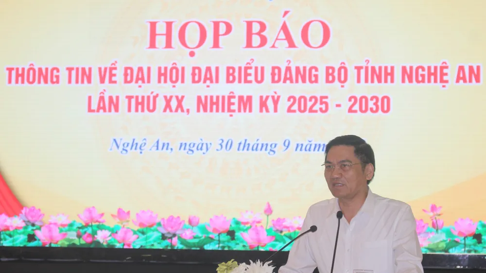 Ông Hoàng Nghĩa Hiếu - Phó Bí thư Thường trực Tỉnh ủy, Chủ tịch HĐND tỉnh Nghệ An cung cấp thông tin tại buổi họp báo. Hoang- Nghia-Hieu.jpg