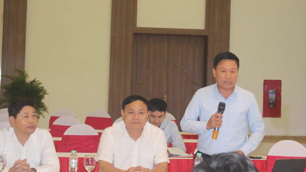 Ông Hoàng Phú Hiền, Phó Chủ tịch UBND tỉnh Nghệ An trả lời một số ý kiến tại buổi họp báo. buoi-hop-bao.jpg