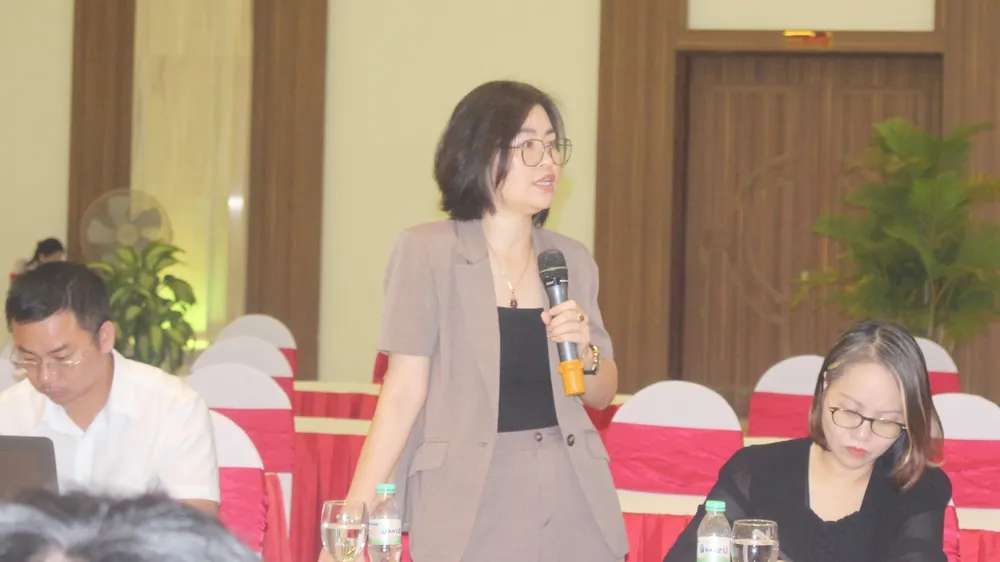 Nhà báo Hoa Mơ (Báo và Phát thanh truyền hình tỉnh Nghệ An) phát biểu, đặt câu hỏi tại buổi họp báo. nha-bao.jpg