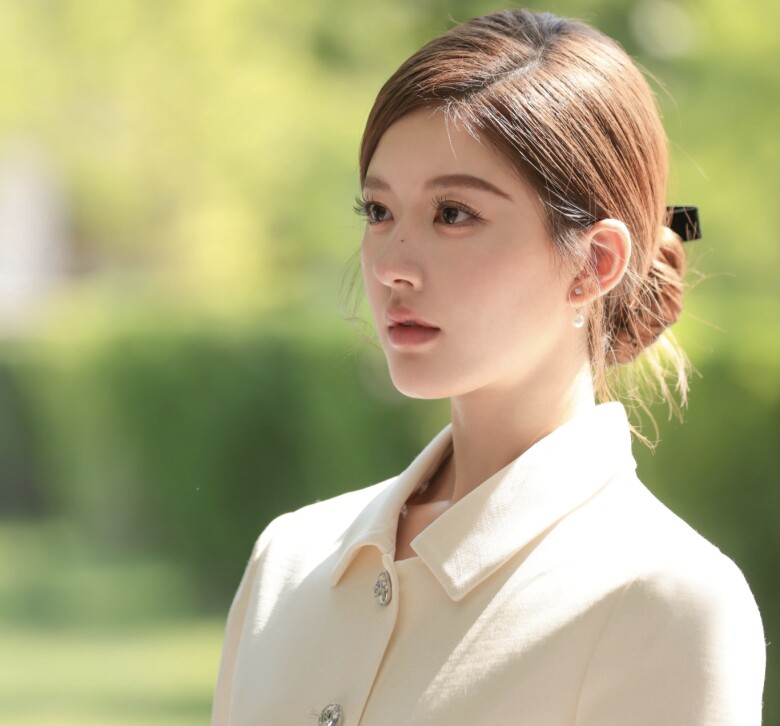 Triệu Lộ Tư vào vai Hứa Nghiên - một nữ MC xinh đẹp, tài giỏi với lai lịch được “tô vẽ” kỹ càng.