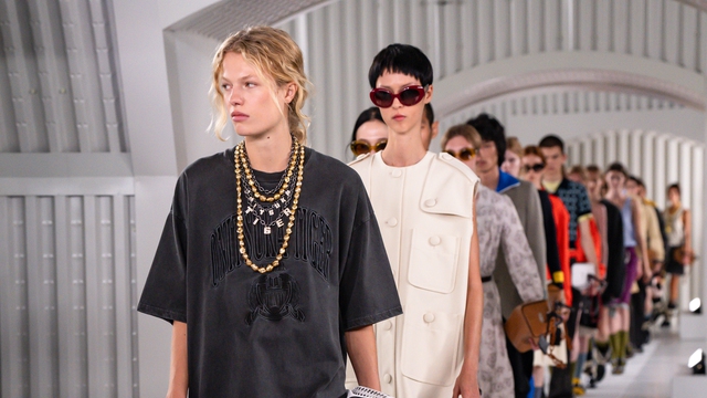 Từ da lộn đến vải nhăn cùng sắc hồng, cuộc 'nổi loạn' của thời trang 3 Từ da lộn đến vải nhăn cùng sắc hồng, cuộc 'nổi loạn' của thời trang - Ảnh 3.