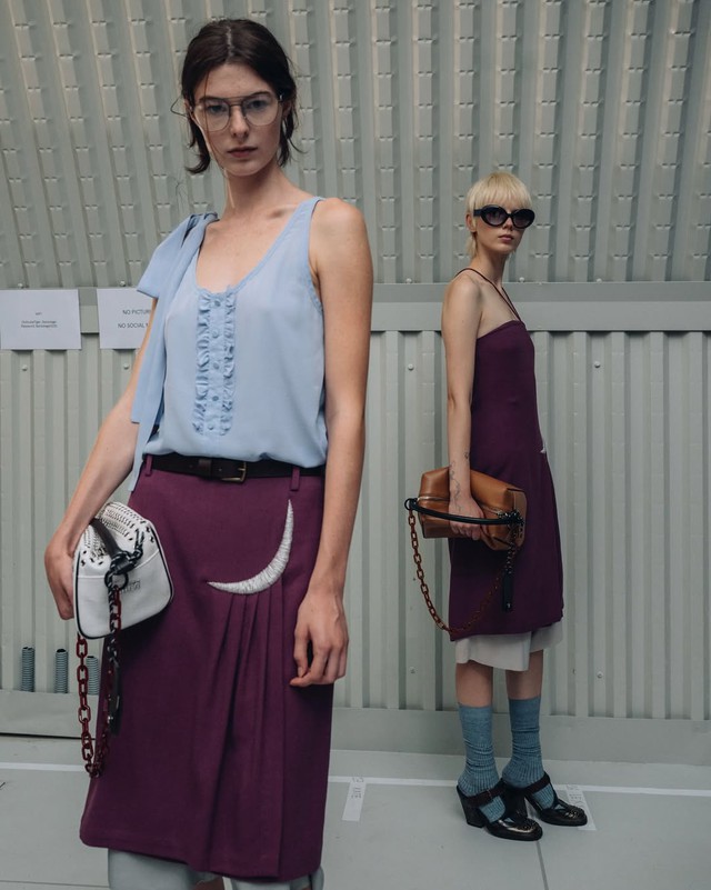 Từ da lộn đến vải nhăn cùng sắc hồng, cuộc 'nổi loạn' của thời trang 2 Từ da lộn đến vải nhăn cùng sắc hồng, cuộc 'nổi loạn' của thời trang - Ảnh 2.