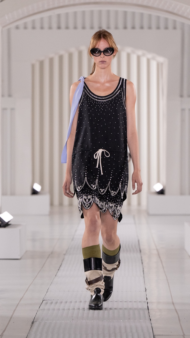 Từ da lộn đến vải nhăn cùng sắc hồng, cuộc 'nổi loạn' của thời trang 4 Từ da lộn đến vải nhăn cùng sắc hồng, cuộc 'nổi loạn' của thời trang - Ảnh 4.