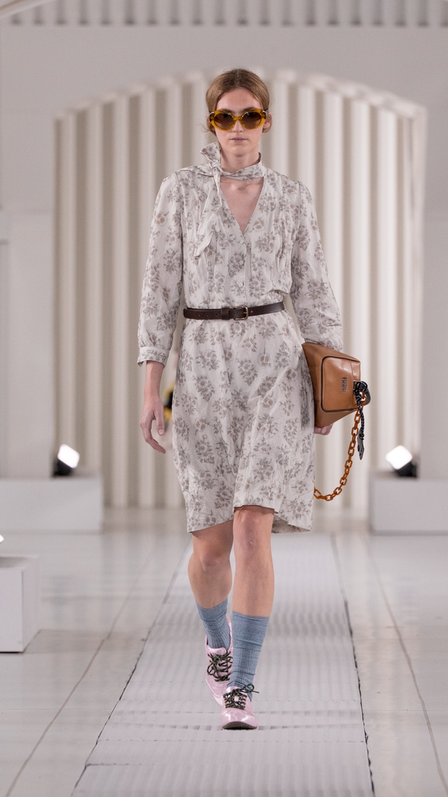 Từ da lộn đến vải nhăn cùng sắc hồng, cuộc 'nổi loạn' của thời trang 6 Từ da lộn đến vải nhăn cùng sắc hồng, cuộc 'nổi loạn' của thời trang - Ảnh 7.