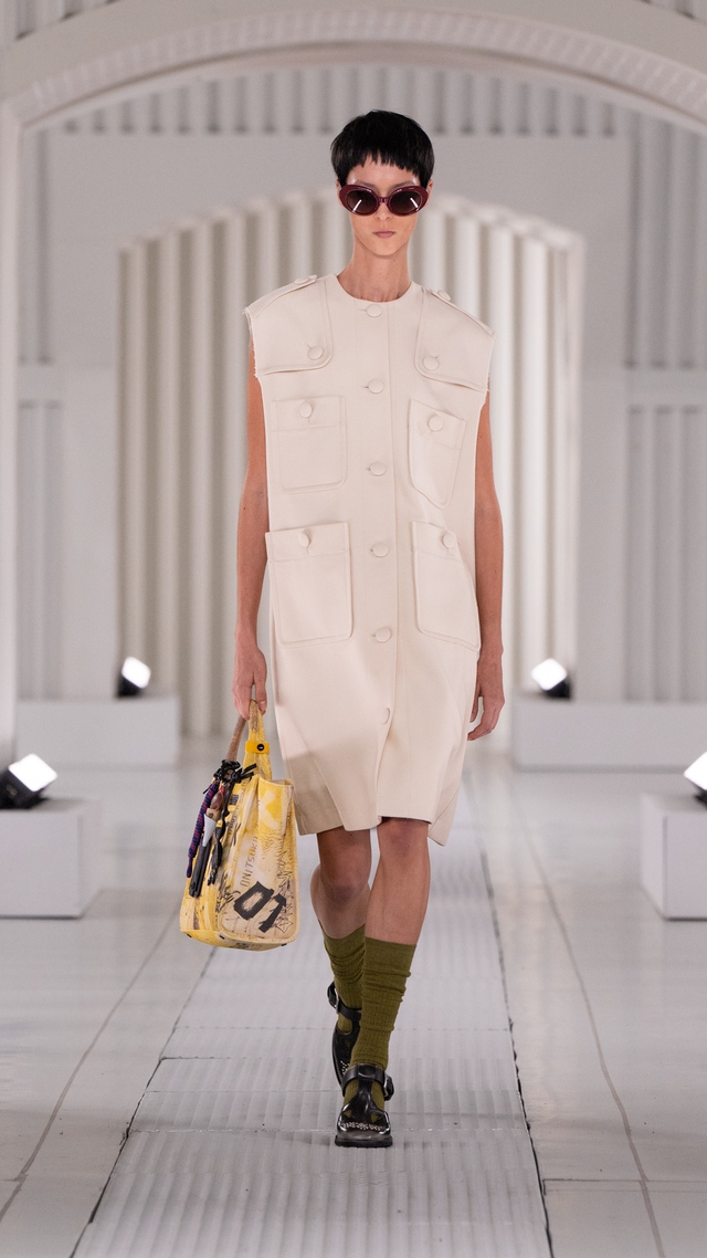 Từ da lộn đến vải nhăn cùng sắc hồng, cuộc 'nổi loạn' của thời trang 8 Từ da lộn đến vải nhăn cùng sắc hồng, cuộc 'nổi loạn' của thời trang - Ảnh 9.