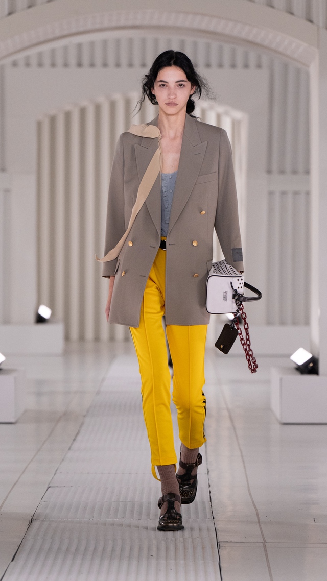 Từ da lộn đến vải nhăn cùng sắc hồng, cuộc 'nổi loạn' của thời trang 9 Từ da lộn đến vải nhăn cùng sắc hồng, cuộc 'nổi loạn' của thời trang - Ảnh 10.