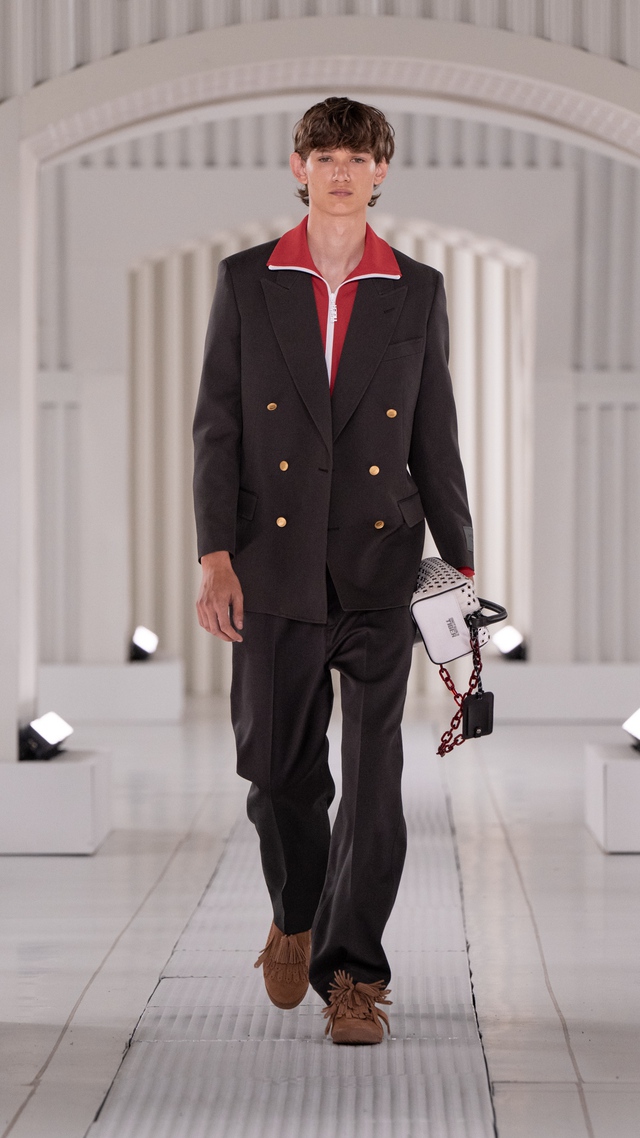 Từ da lộn đến vải nhăn cùng sắc hồng, cuộc 'nổi loạn' của thời trang 10 Từ da lộn đến vải nhăn cùng sắc hồng, cuộc 'nổi loạn' của thời trang - Ảnh 11.