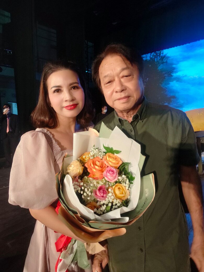 NSND Ngọc Giàu chụp hình bên một nữ nghệ sĩ.