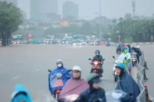 Hà Nội mưa lớn, nhiều điểm ngập sâu, giao thông ùn tắc