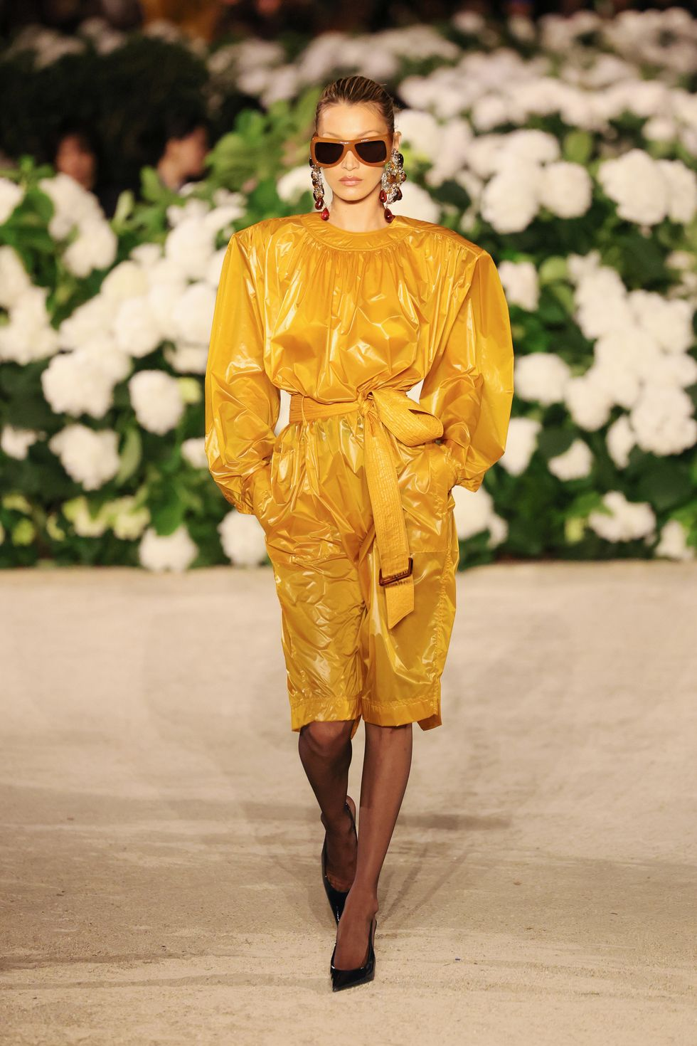 Rosé mặc váy ngủ đến show Saint Laurent hội ngộ bà xã Justin Bieber: Gặp sự cố bất ngờ vẫn sexy dữ dội- Ảnh 15.