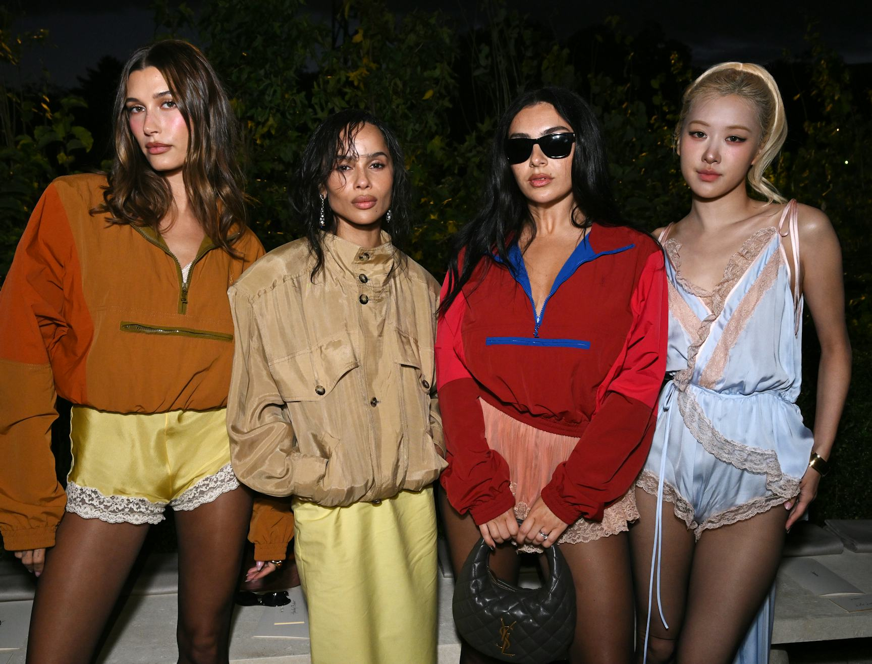 Rosé mặc váy ngủ đến show Saint Laurent hội ngộ bà xã Justin Bieber: Gặp sự cố bất ngờ vẫn sexy dữ dội- Ảnh 16.