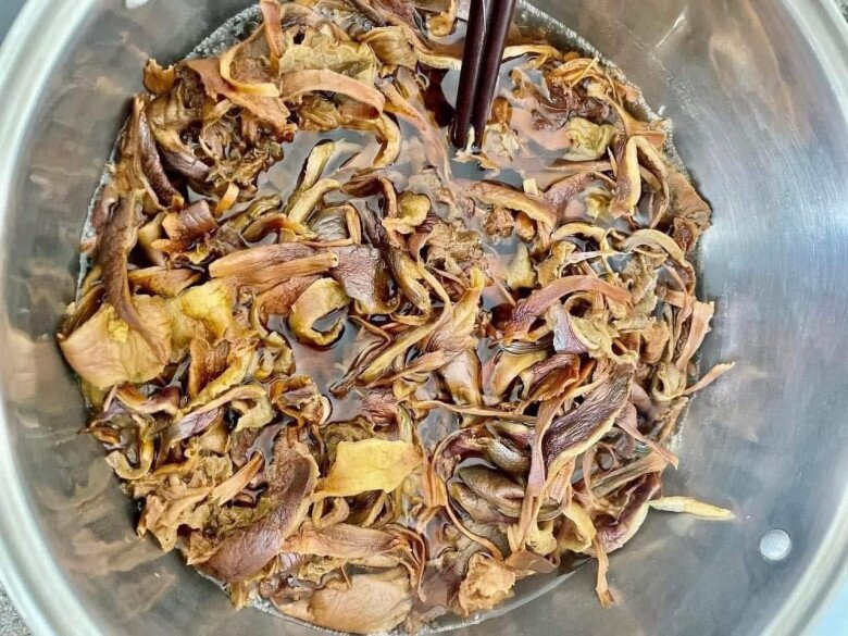 Loại hoa rụng đầy gốc không ai nhặt lại là đặc sản Tây Bắc, đắng nhưng hậu vị ngọt lịm lại cực tốt cho sức khỏe - 4