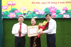 Ông Tăng Hữu Phong trao Huy hiệu Đảng tại phường Sài Gòn, TP.HCM