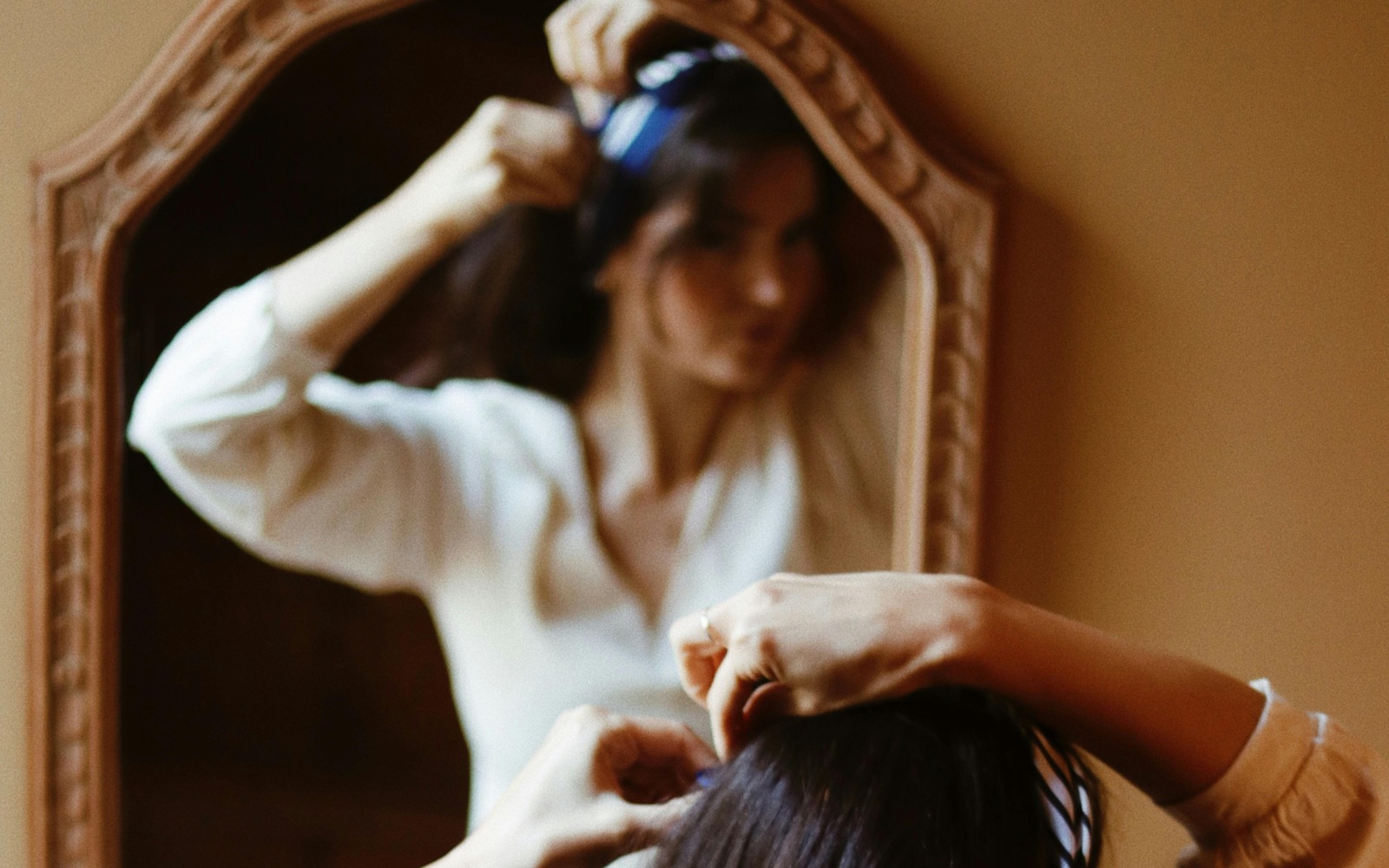 Treo gương trước cửa là mời may mắn hay tiễn lộc ra ngoài? - Ảnh 2. Treo gương trước cửa là mời may mắn hay tiễn lộc ra ngoài? - Ảnh 2.