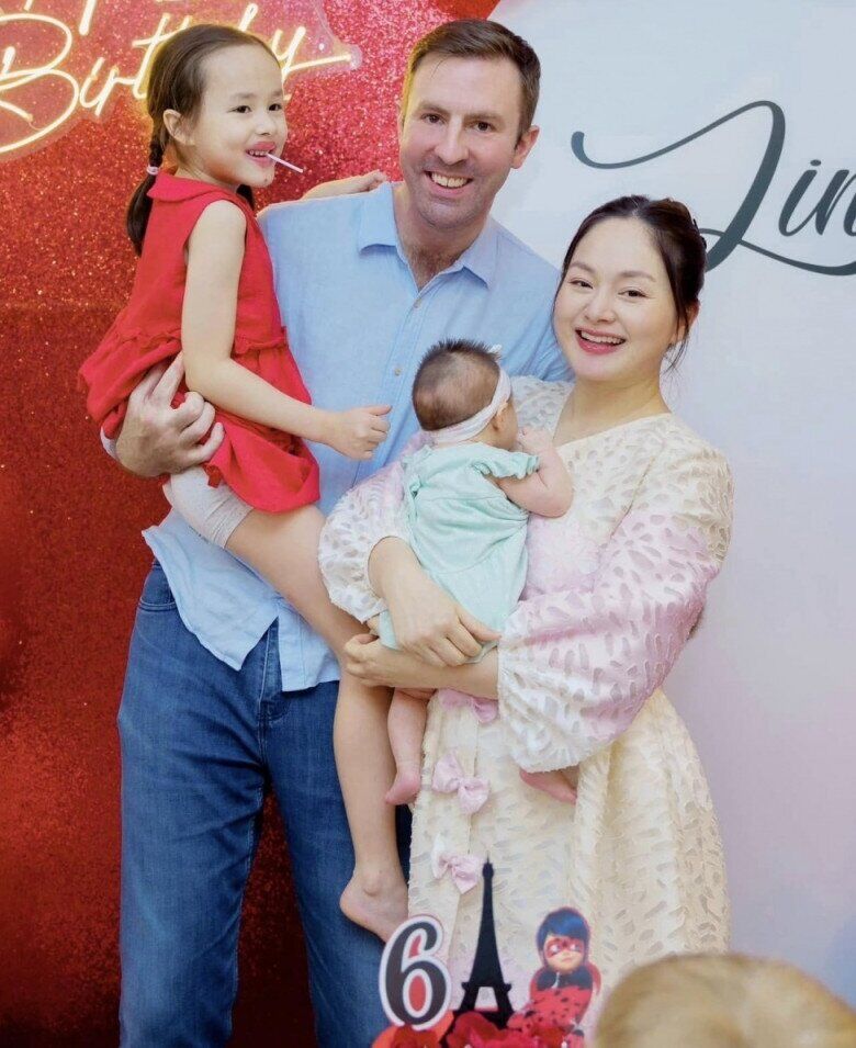 Vợ chồng Lan Phương bên 2 con.