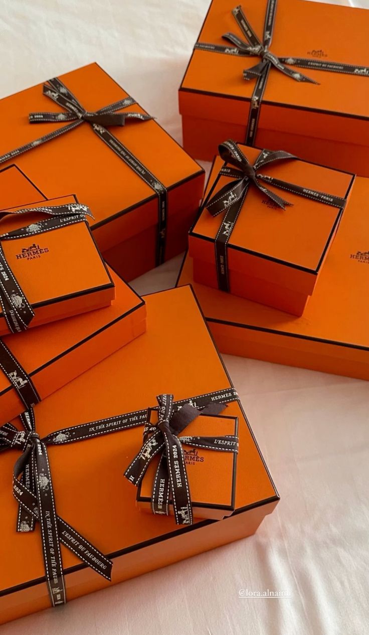 Sự thật về hộp quà Hermès Birkin bạch tạng bị nói “chắc chắn fake” của Hà Môi- Ảnh 10. Sự thật về hộp quà Hermès Birkin bạch tạng bị nói “chắc chắn fake” của Hà Môi- Ảnh 10.