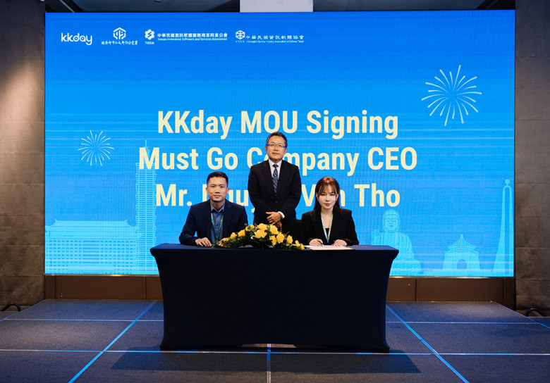 Đại diện Mustgo và KKday ký kết Biên bản Ghi nhớ. Ảnh: KKday