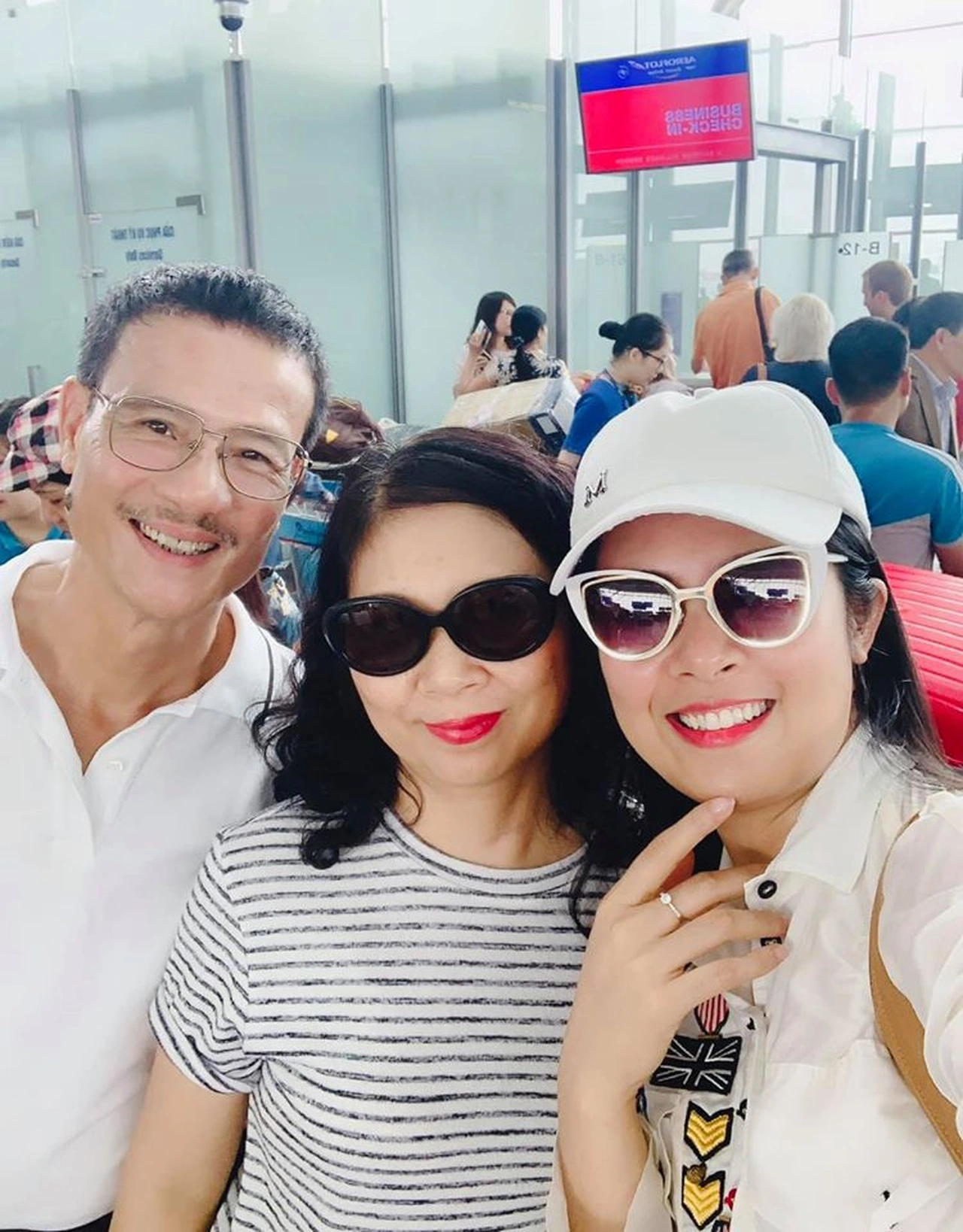 2 sao Việt gặp hiện tượng hiếm khi sinh con: Người có em bé lai, người mong quý tử thi toán quốc tế 5 Ngọc Hân bên bố mẹ ruột.