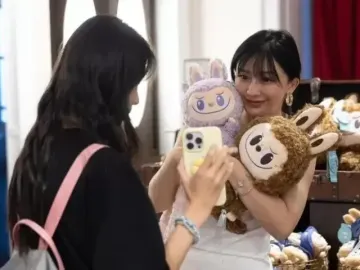 25 tuổi lương 15 triệu/tháng đứng trước bão layoff, tôi học cách thay đổi thói quen chi tiêu thế nào? 4 Xu hướng chi tiền tự thưởng lên ngôi, giới trẻ đang tiêu dùng vì cảm xúc?