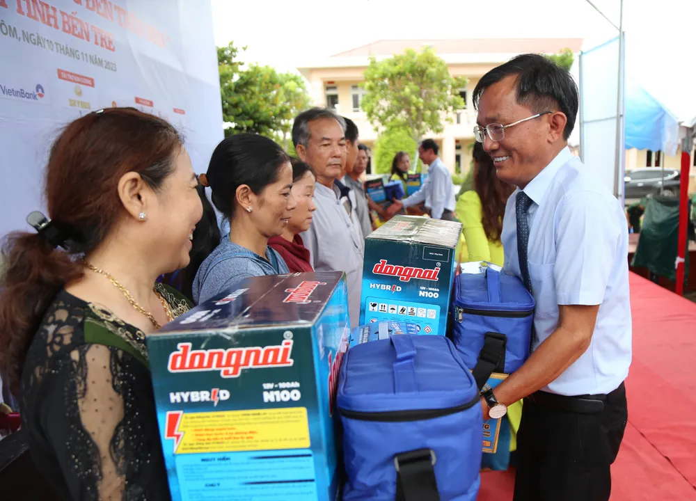 Ông Nguyễn Đức Hiển, Phó Tổng Biên tập thường trực báo Pháp Luật TP.HCM, trao quà cho ngư dân tỉnh Bến Tre vào ngày 10-11-2023. Ảnh: HOÀNG GIANG p32.jpg