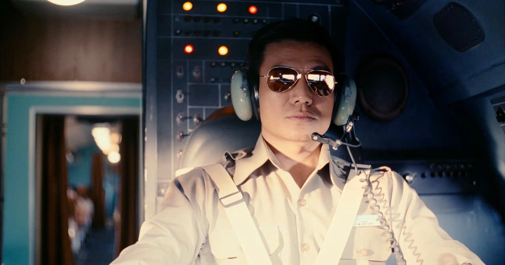 3 sao nam có thể "sĩ cả đời" vì đóng Mưa Đỏ lẫn Tử Chiến Trên Không: Steven Nguyễn sốc khi biết "em trai" góp mặt 3 Tạo hình vai cơ trưởng do Hiếu Nguyễn đảm nhận trong bộ phim hành động của đạo diễn Hàm Trần