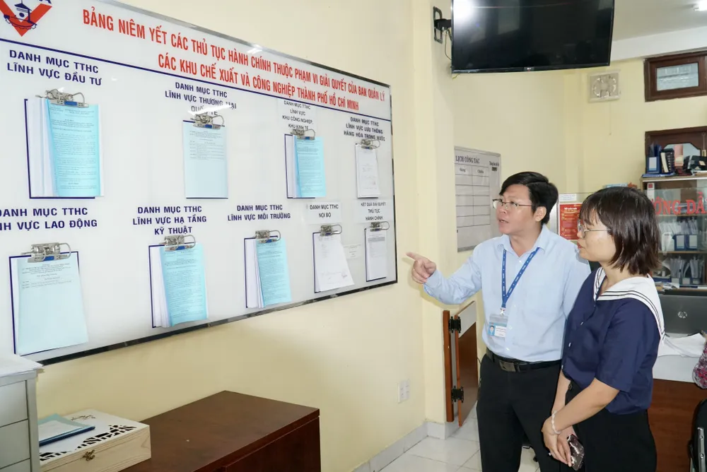 Hơn 90% thủ tục hành chính tại HEPZA hiện nay đã được thực hiện trực tuyến toàn trình, phần còn lại cũng đã số hóa một phần đáng kể. Ảnh: BẢO PHƯƠNG 30-nam-hieu-qua-tu-co-che-mot-cua-tai-cho-cua-hepza.jpg