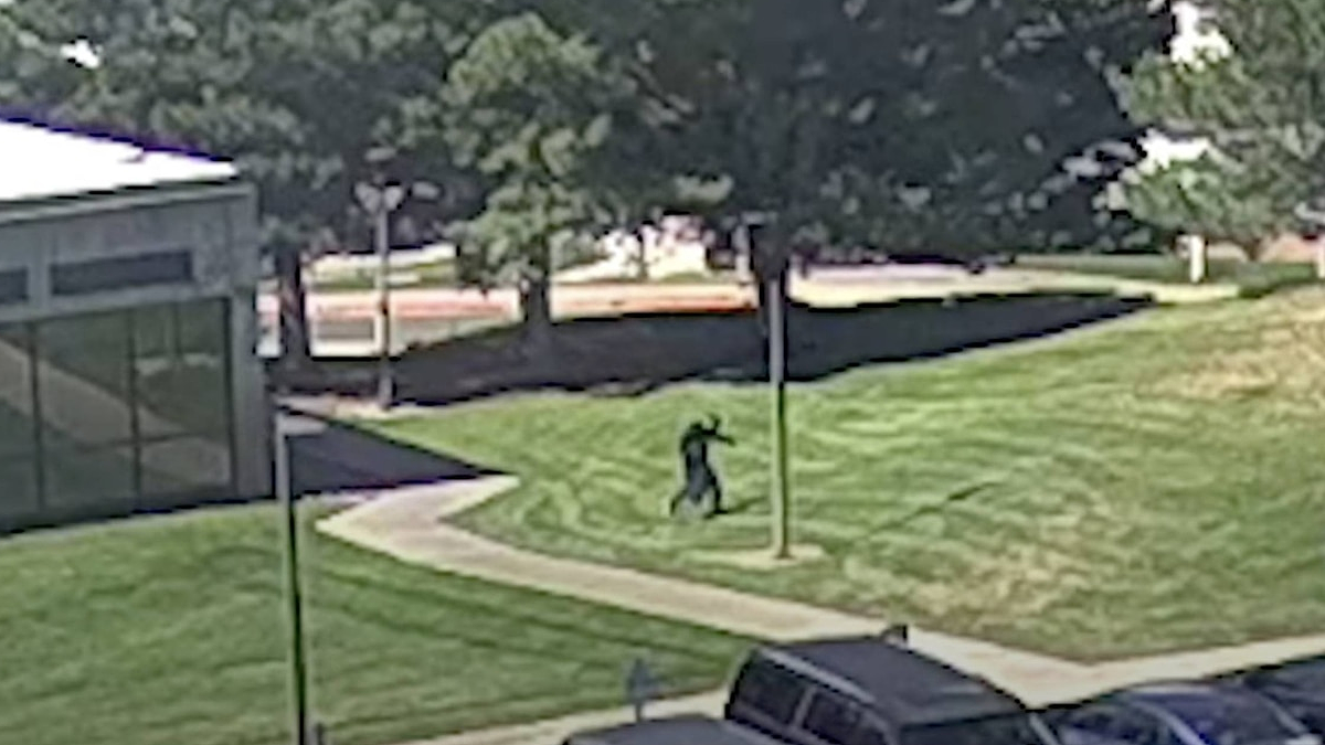 Khoảnh khắc nghi phạm ám sát Charlie Kirk tẩu thoát