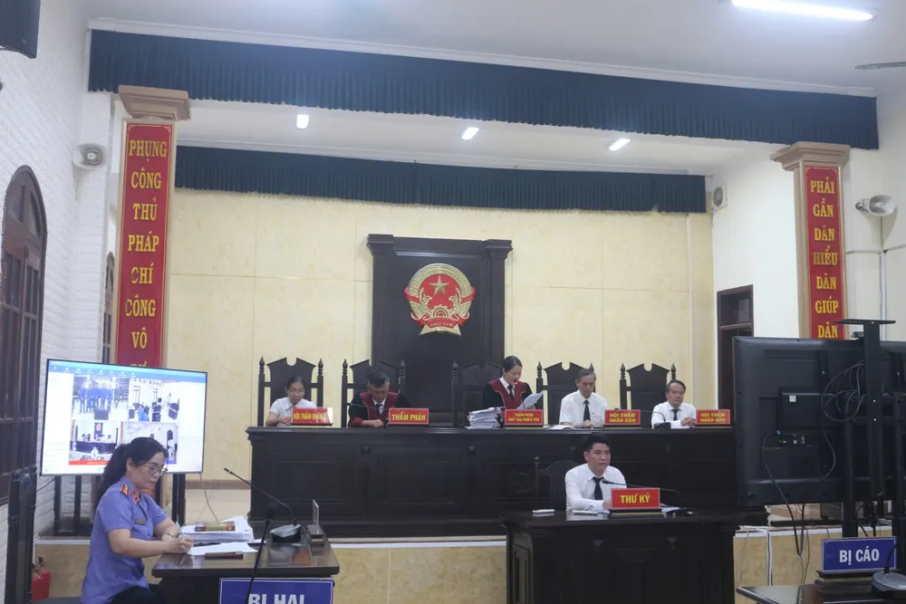 Phiên xét xử trực tuyến năm bị cáo người Lào trong vụ vận chuyển 100kg ma túy. Ảnh: CTV 5 người Lào vận chuyển gần 100kg ma túy để lấy tiền công, lãnh án chung thân