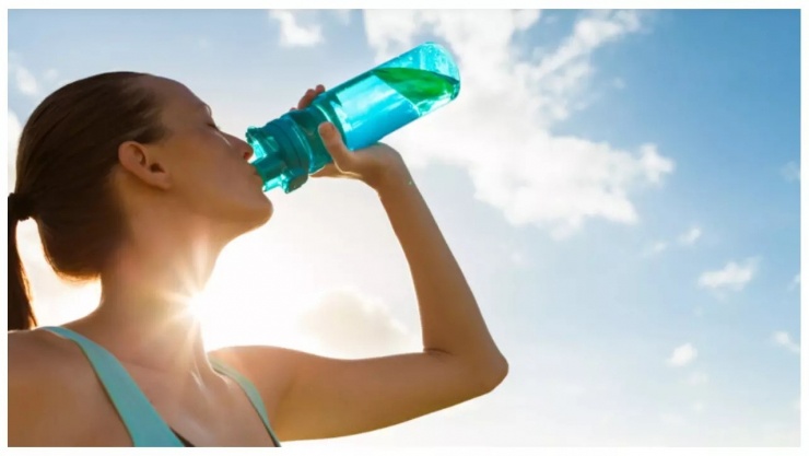 7 thói quen âm thầm gây hại thận 3 Thói quen không uống đủ nước có thể dễ dẫn đến hình thành sỏi thận hoặc tăng nguy cơ nhiễm trùng đường tiết niệu.