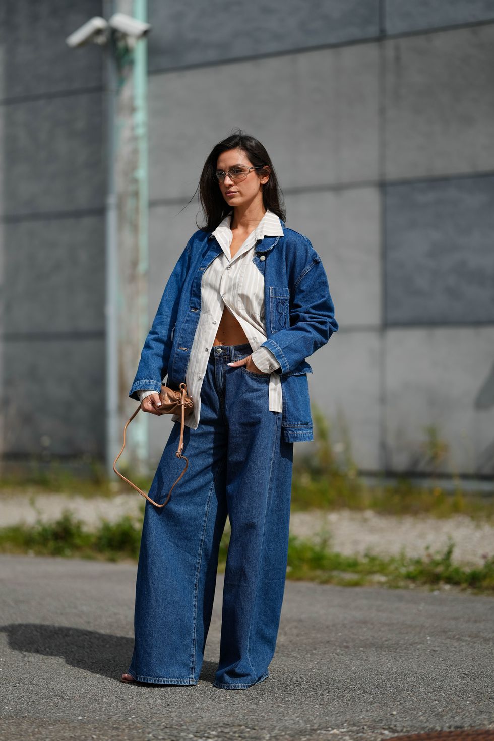 8 xu hướng denim "đốt cháy" Thu/Đông này: Đừng dại dột mặc skinny jeans nếu CHƯA BIẾT điều này! - Ảnh 1.