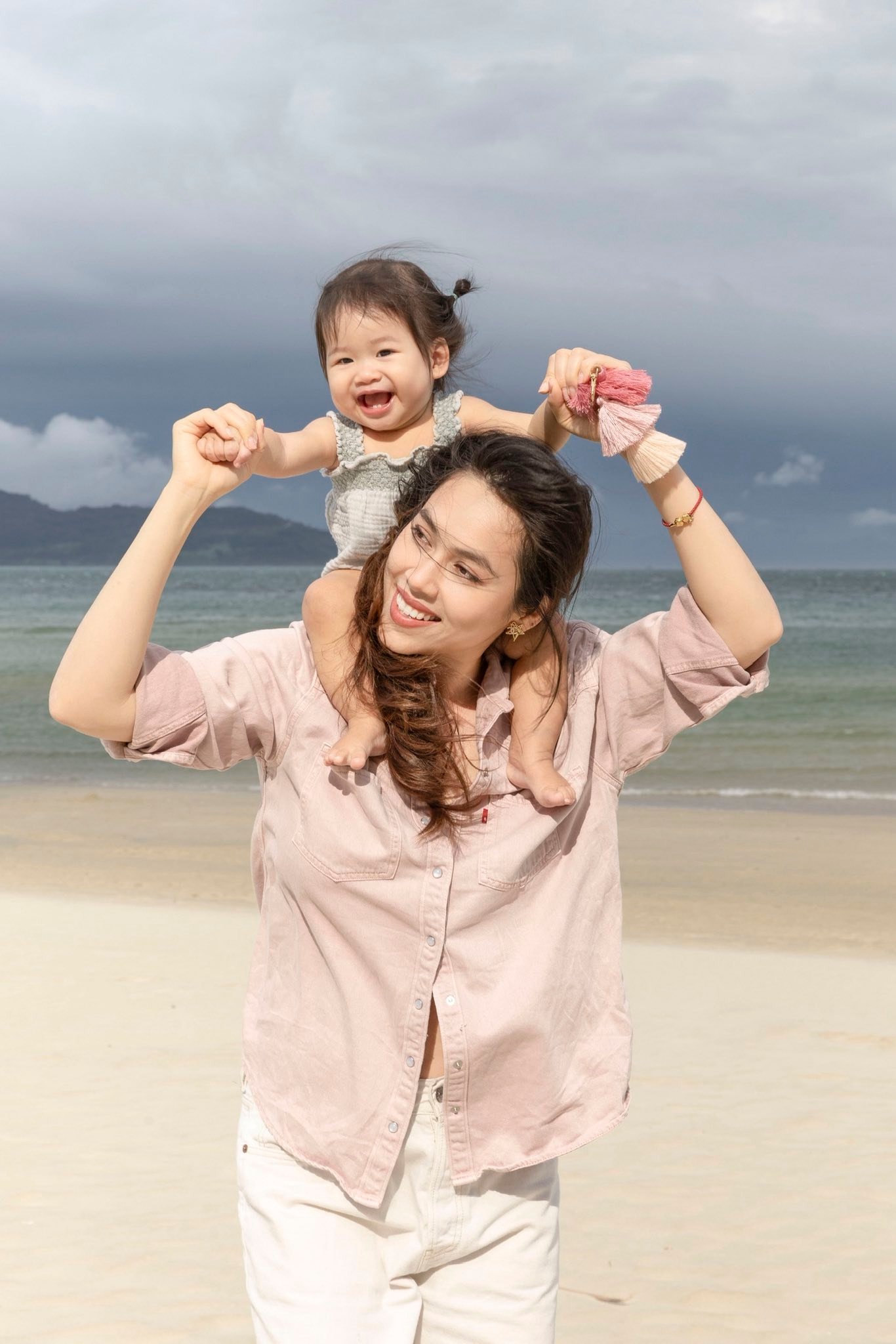 Á hậu Hoàng My đưa con gái về Việt Nam, ái nữ xinh như thiên thần gây sốt mạng- Ảnh 1.