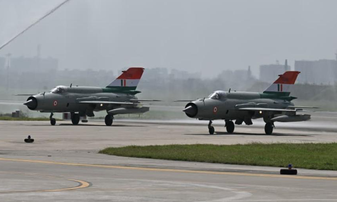 Hai tiêm kích MiG-21 Ấn Độ tại lễ chia tay hôm 26/9. Ảnh: Hindu