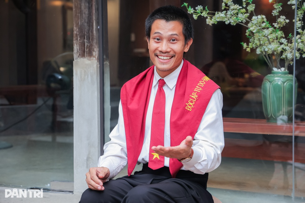 Anh Tạ “Mưa đỏ” từng muốn đổi nghề diễn sang kinh doanh vì kinh tế khó khăn - 1