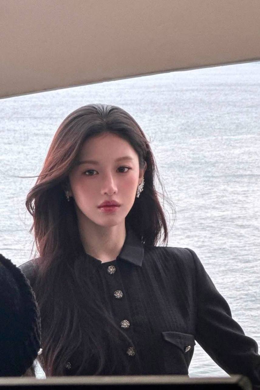 Ảnh chụp vội của sao nữ mặt kim cương: Netizen ví như 