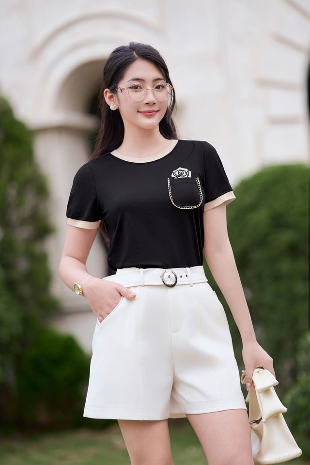 Áo cổ tròn là mảnh ghép nâng tầm phong cách tối giản- Ảnh 1. Áo cổ tròn là mảnh ghép nâng tầm phong cách tối giản- Ảnh 1.