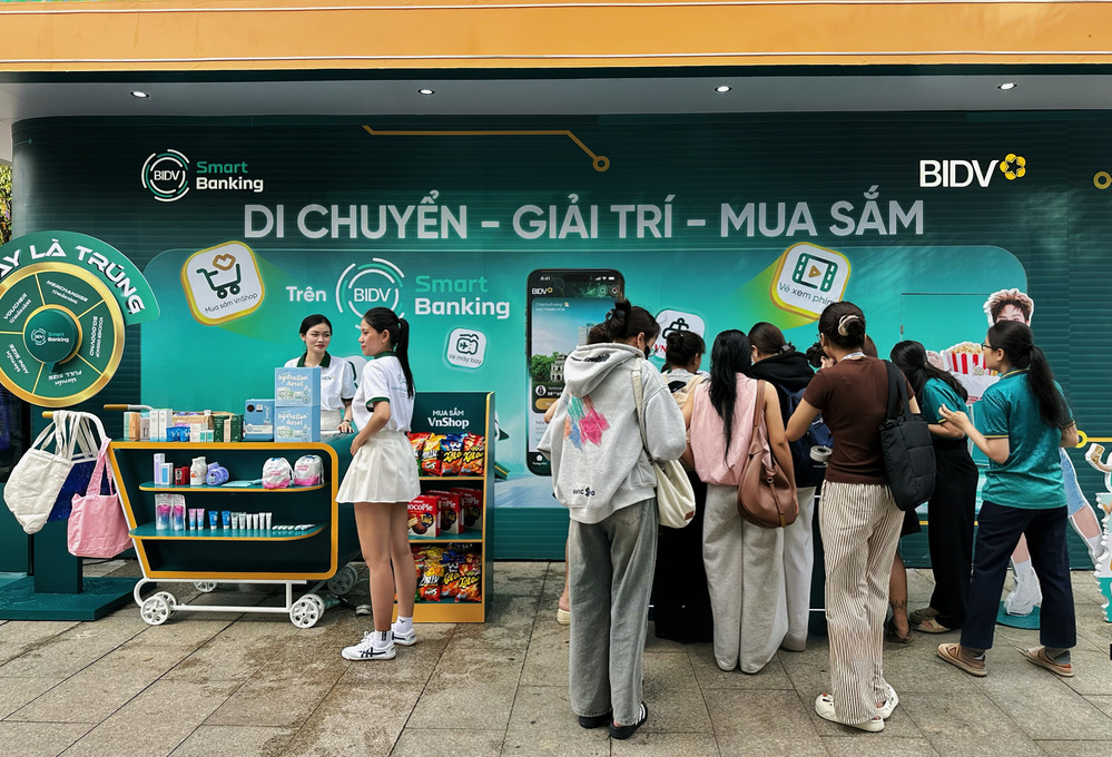  
Đông đảo người dân Sài Thành ghé thăm các gian hàng trải nghiệm. 