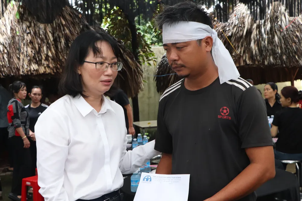 Bà Trần Thị Diệu Thúy, Phó Chủ tịch UBND TP.HCM thăm hỏi, động viên và chia sẻ trước đau thương mất mát quá lớn của gia đình các nạn nhân. Ảnh: LÊ ÁNH Bà Trần Thị Diệu Thúy, Phó Chủ tịch UBND TP.HCM thăm hỏi, động viên và chia sẻ trước đau thương mất mát quá lớn của gia đình các nạn nhân. Ảnh: LÊ ÁNH