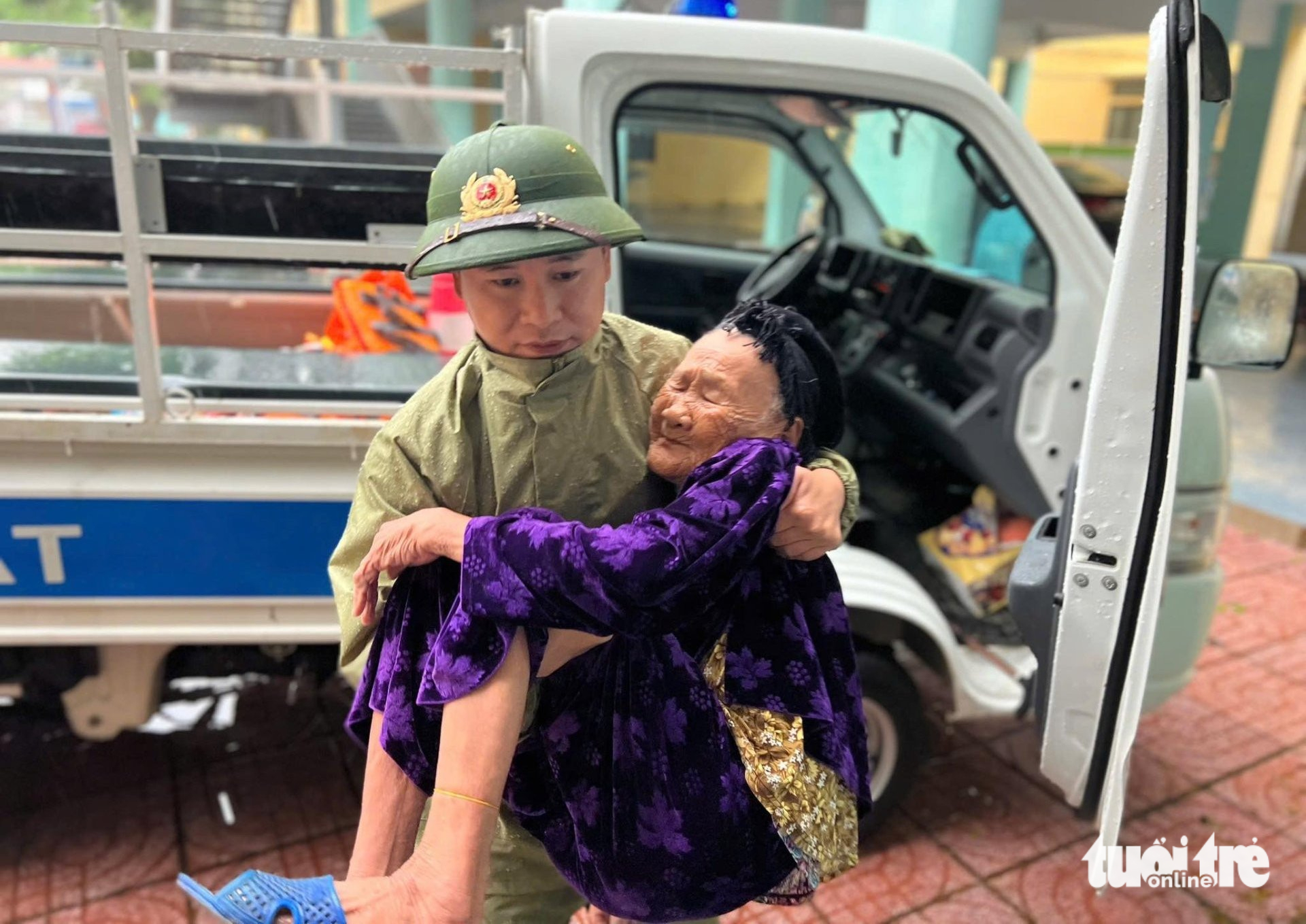 Bà con đi trú bão Bualoi âu lo mái nhà sau bão 1 Bà con đi trú bão Bualoi âu lo mái nhà sau bão - Ảnh 1.