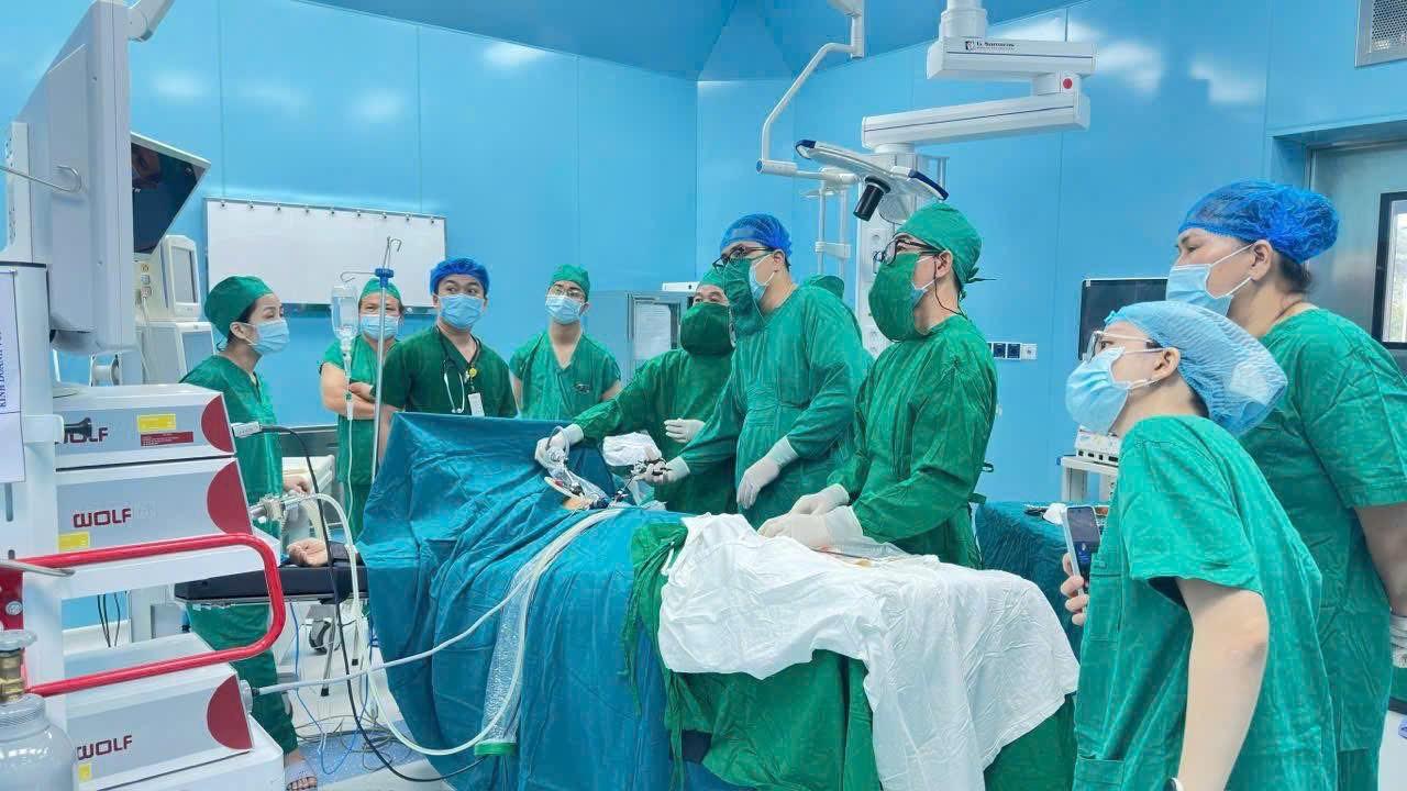 Bác sĩ Bệnh viện Bình Dân bay ra Côn Đảo từ sớm cấp cứu cho người dân 2 Côn Đảo - Ảnh 3.