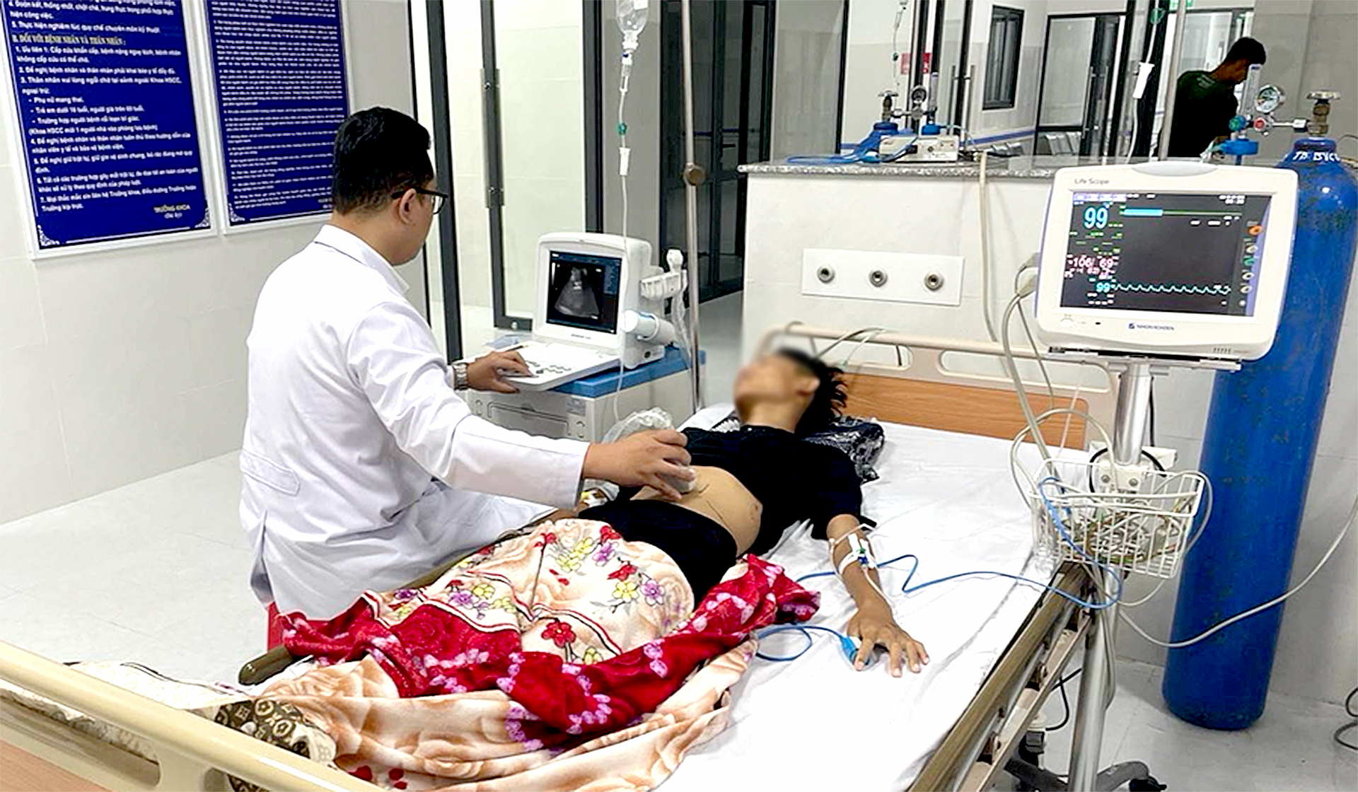 Bác sĩ Bệnh viện Bình Dân bay ra Côn Đảo từ sớm cấp cứu cho người dân 1 Bác sĩ Bệnh viện Bình Dân bay ra Côn Đảo từ sớm cấp cứu cho người dân - Ảnh 1.